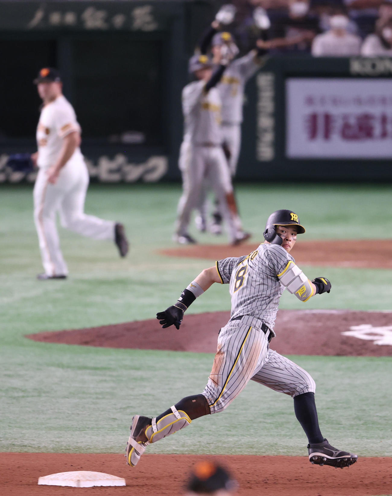 巨人対阪神　8回表阪神2死一、三塁、2点適時三塁打を放ち、打球を見ながら三塁へ走る佐藤輝（撮影・狩俣裕三）