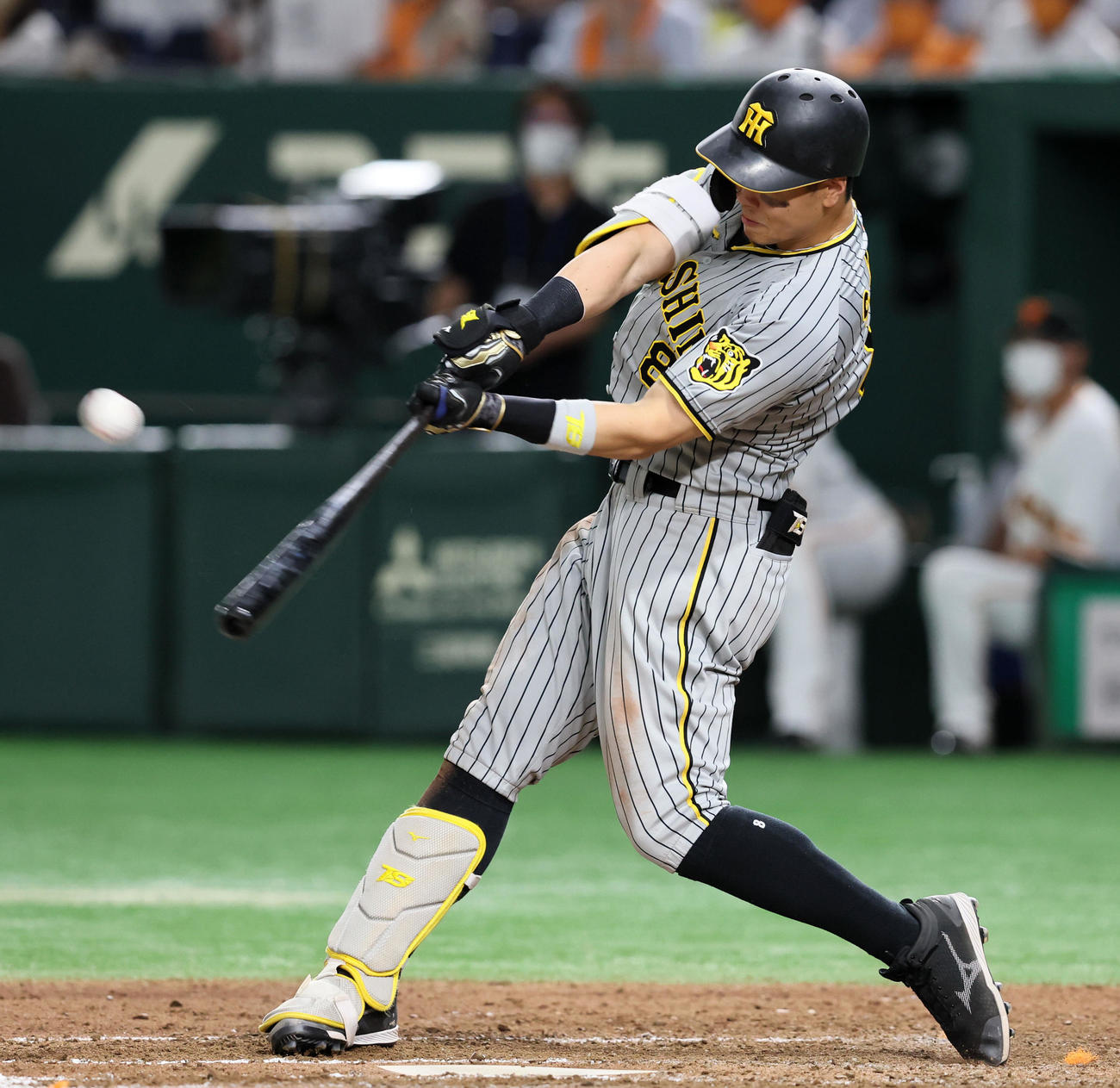 巨人対阪神　8回表阪神2死一、三塁、佐藤輝は中越え2点適時三塁打を放つ（撮影・加藤哉）