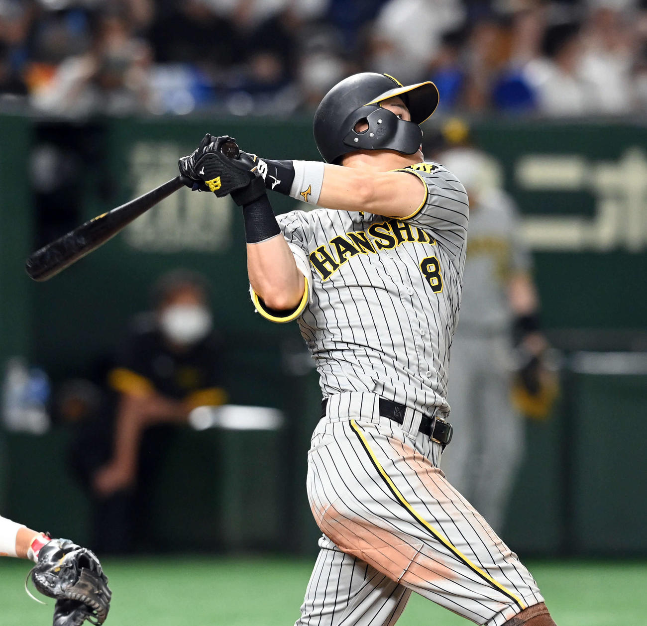 巨人対阪神　8回表阪神2死一、三塁、中フェンス直撃の2点適時三塁打を放つ佐藤輝（撮影・たえ見朱実）
