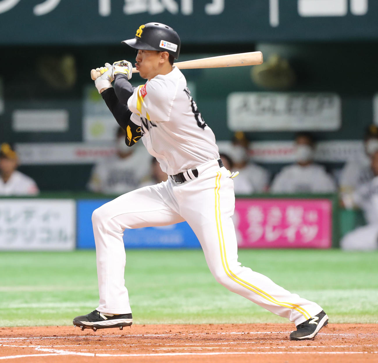 ソフトバンク対日本ハム　2回裏ソフトバンク1死一塁、三森は上川畑の後逸で二塁に出塁する（撮影・屋方直哉）