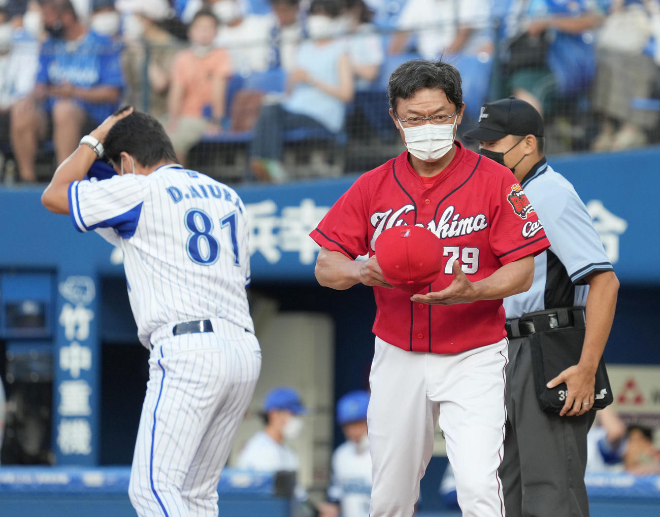 DeNA対広島　試合前のメンバー表交換に臨む広島河田監督代行（撮影・小沢裕）