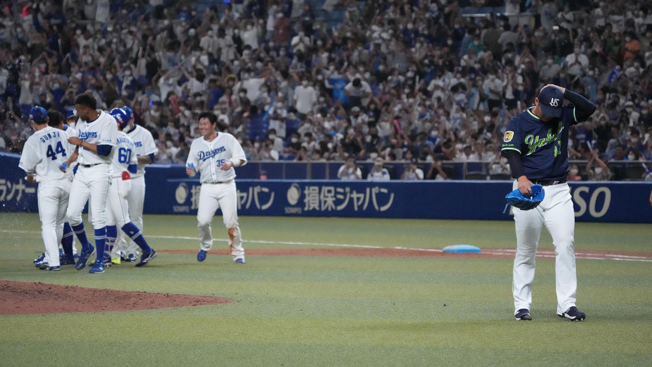 中日対ヤクルト　9回裏中日無死満塁、サヨナラ打を浴びて引き上げる清水（右）（撮影・森本幸一）