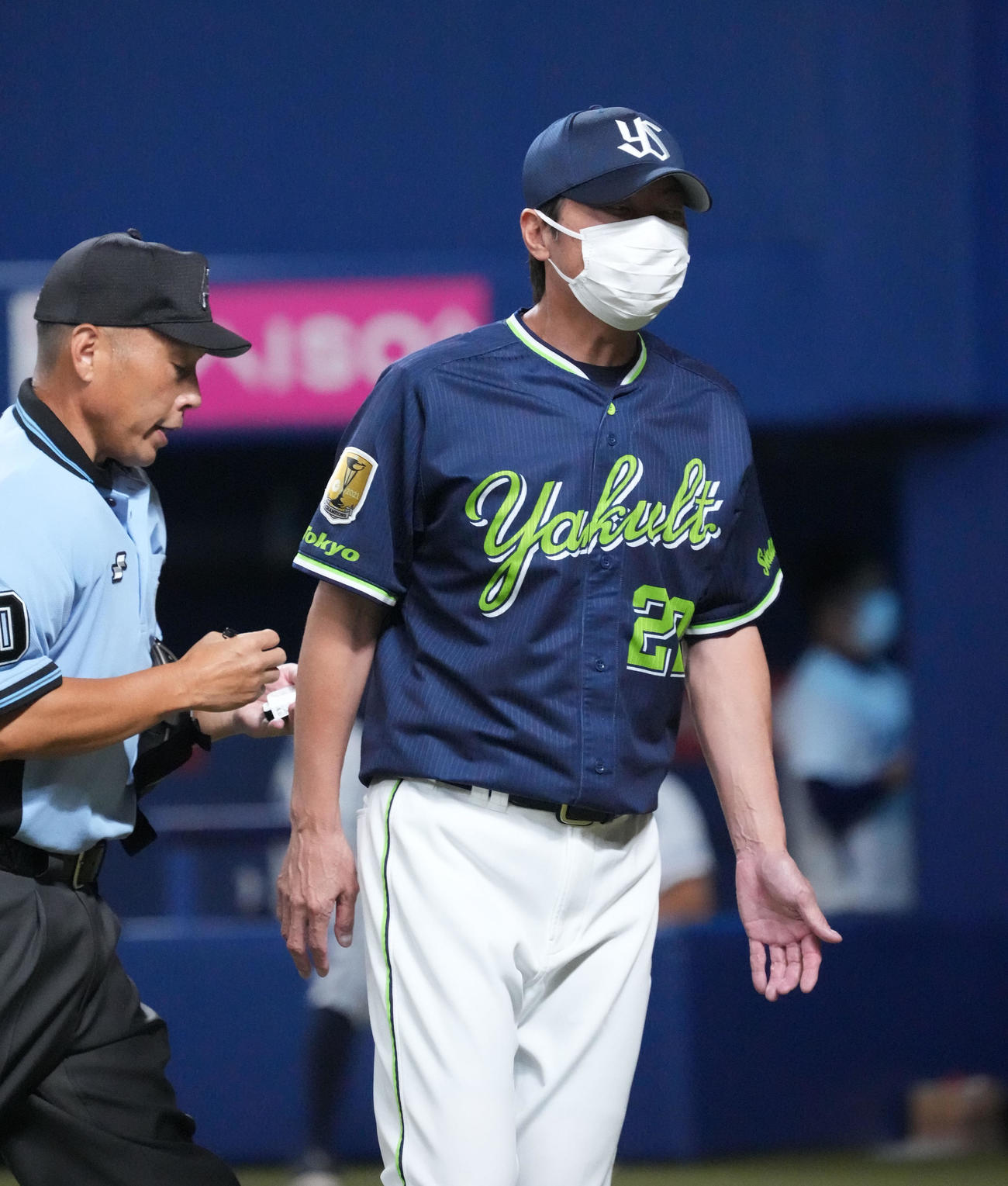 中日対ヤクルト　7回表ヤクルト攻撃終了、選手交代を告げる高津監督（右）（撮影・森本幸一）