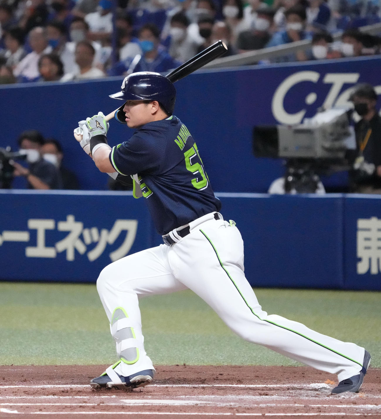 中日対ヤクルト　2回表ヤクルト無死、右二塁打を放つ村上（撮影・森本幸一）