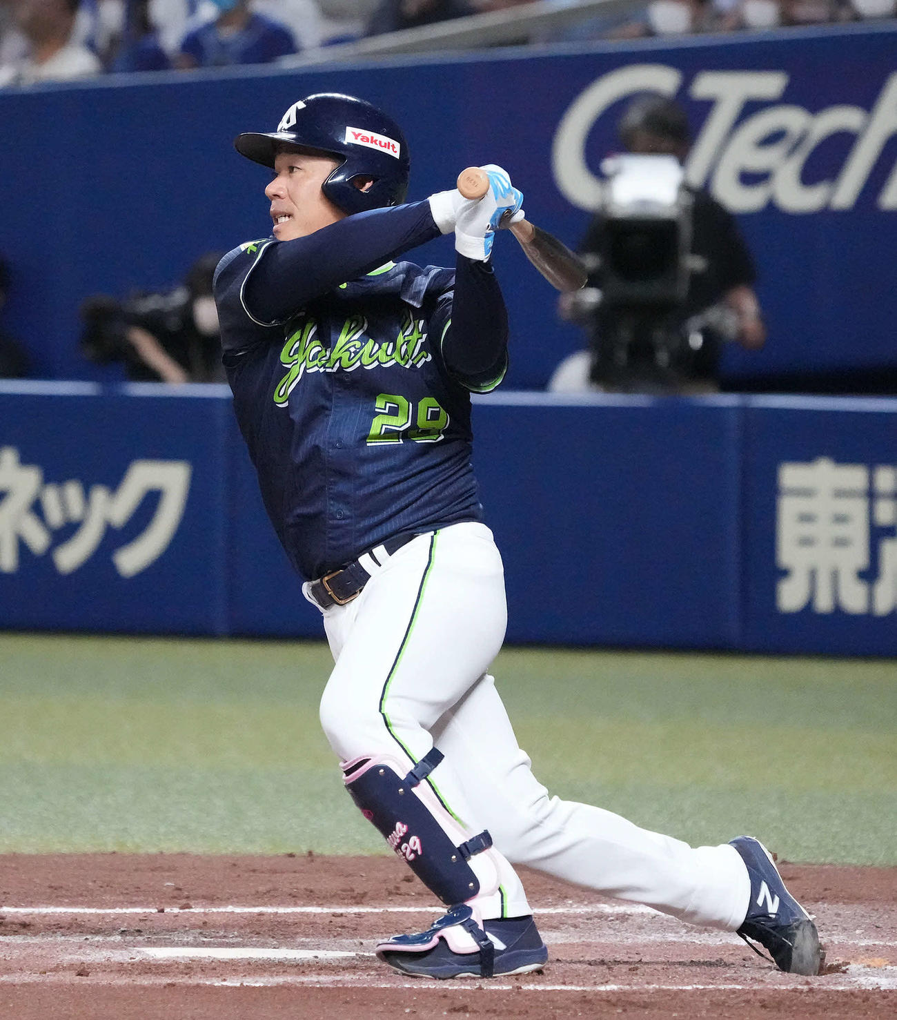中日対ヤクルト　2回表ヤクルト2死二塁、中越え適時二塁打を放つ小川（撮影・森本幸一）