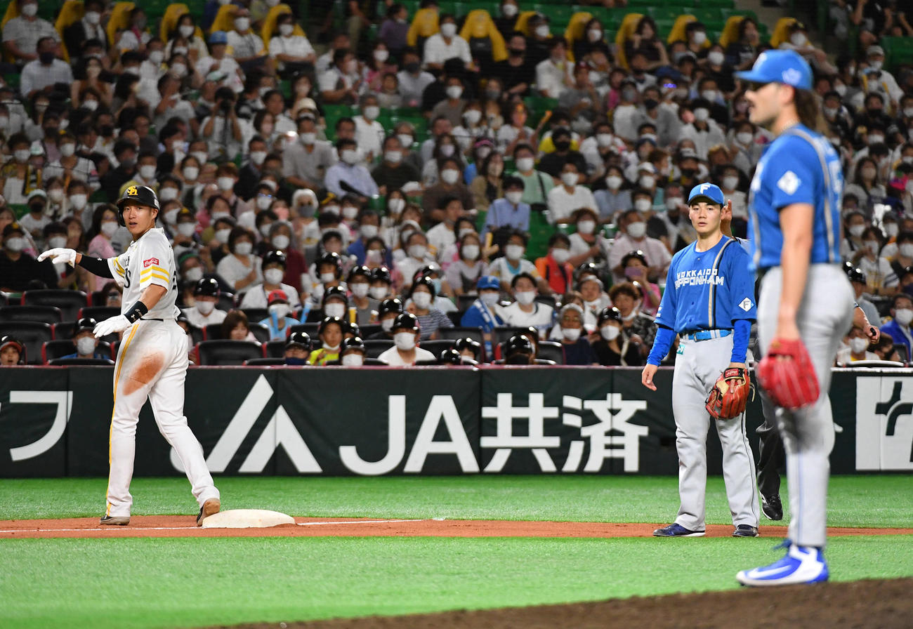ソフトバンク対日本ハム　6回裏ソフトバンク1死三塁、ポンセ（右端）は三塁走者・柳田（左）へのけん制の動きでボークをとられ、4点目を失う（撮影・岩下翔太）