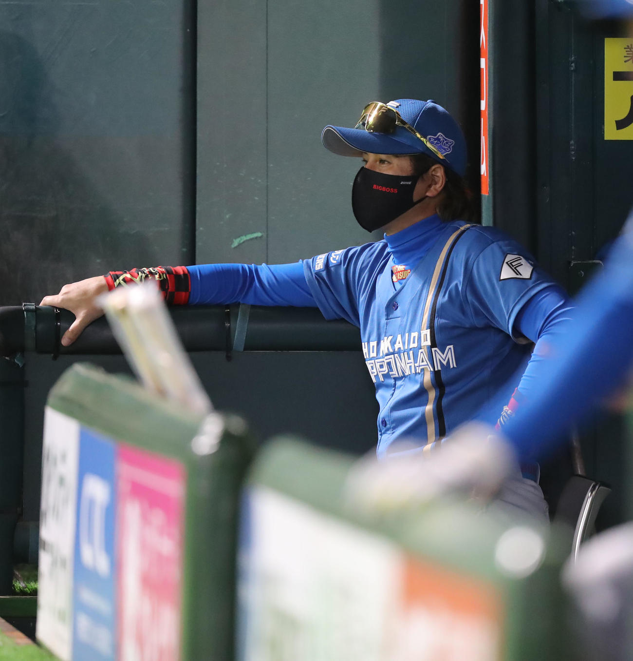 ソフトバンク対日本ハム　7回表の攻撃を見つめる新庄監督（撮影・屋方直哉）