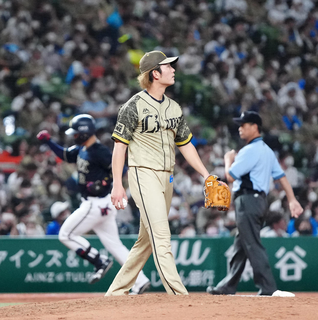 西武対オリックス　5回表オリックス無死、若月（後方左）にソロ本塁打を浴びる今井（撮影・江口和貴）