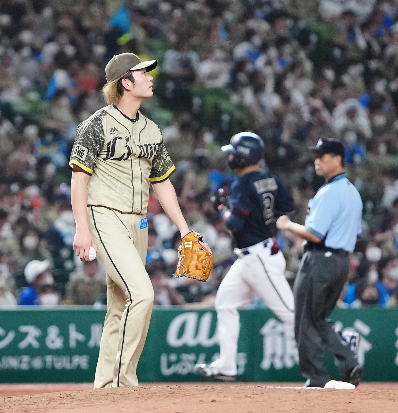 西武対オリックス　5回表オリックス無死、若月（後方左）にソロ本塁打を浴びる今井（撮影・江口和貴）
