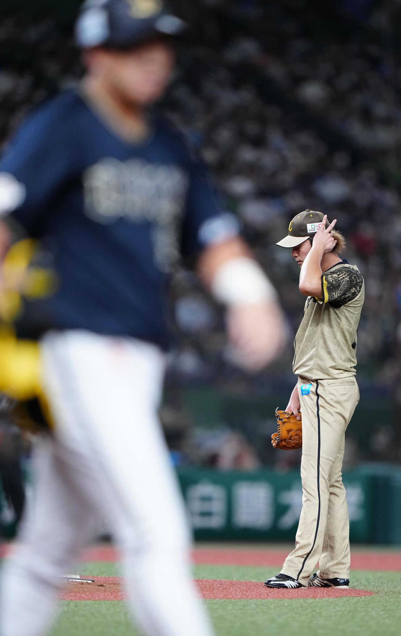 西武対オリックス　4回表オリックス2死満塁、杉本（手前）に押し出しの四球を与えた今井（撮影・江口和貴）