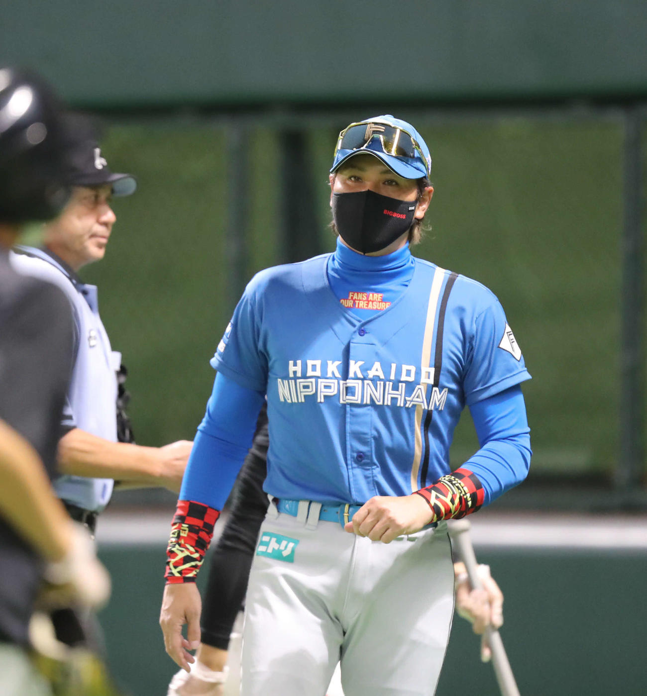 ソフトバンク対日本ハム　7回裏に選手の交代を告げる新庄監督（撮影・屋方直哉）