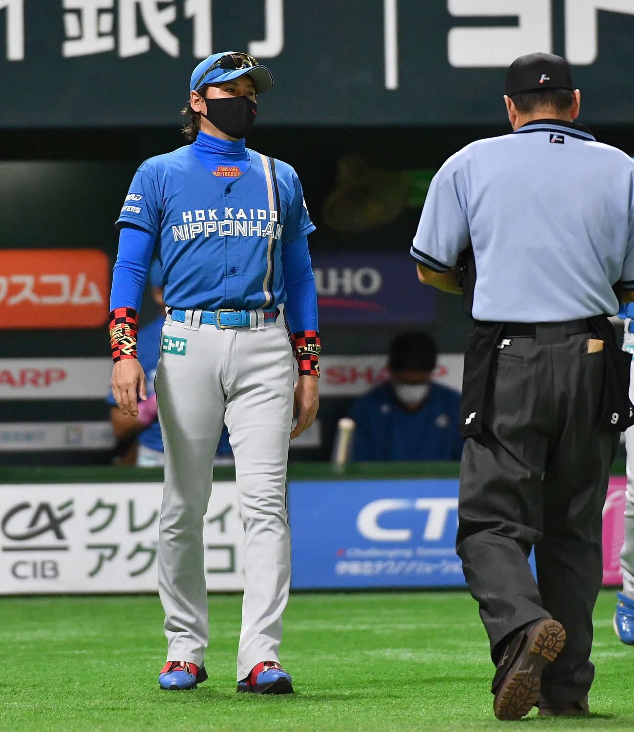ソフトバンク対日本ハム　8回裏ソフトバンク1死二、三塁、柳町に適時打を打たれた場面で投手の交代に向かう新庄監督（撮影・岩下翔太）