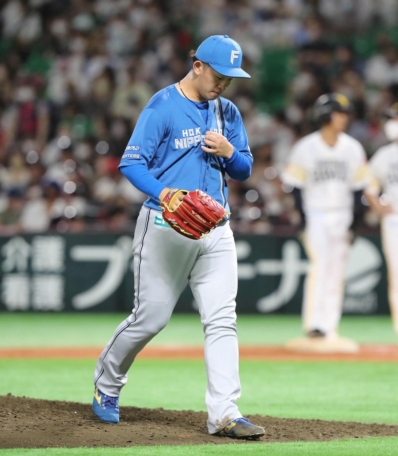 ソフトバンク対日本ハム　9回裏ソフトバンク1死一、三塁、降板する北浦（撮影・屋方直哉）