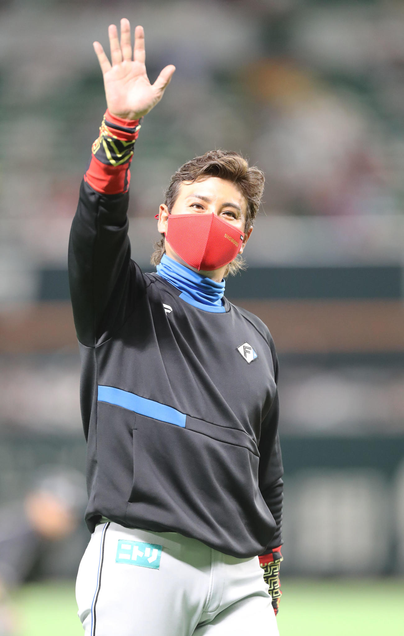 ソフトバンク対日本ハム　試合前の練習後に、観客に手を振る新庄監督（撮影・屋方直哉）