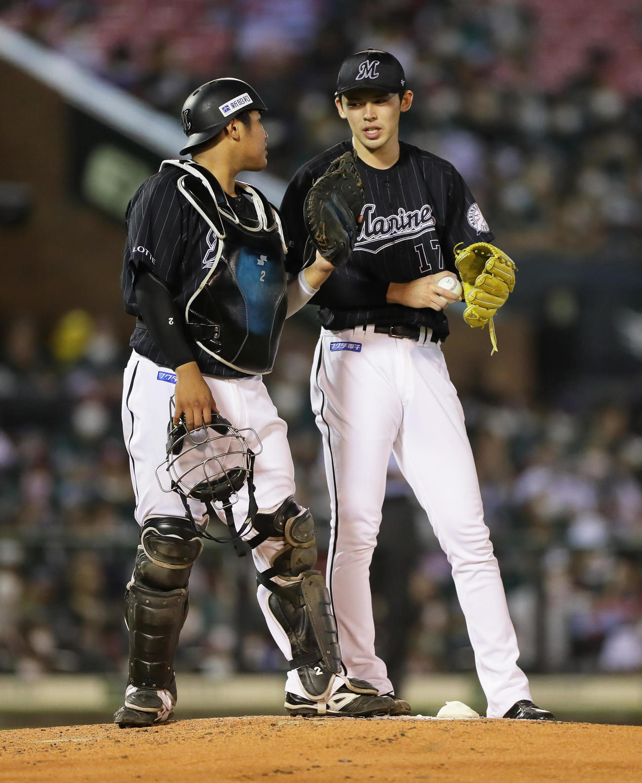 マウンドで話すロッテの佐々木朗希（右）と松川虎生（撮影・足立雅史）