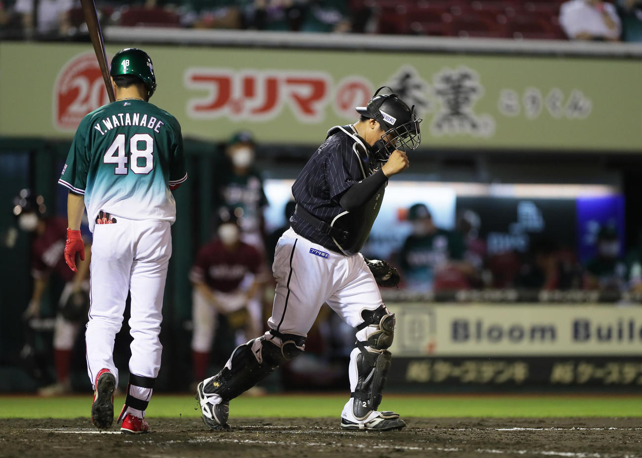 楽天対ロッテ　9回裏楽天2死一塁、渡辺佳（左）を空振り三振に仕留め試合終了。勝利のガッツポーズをするロッテ松川（撮影・足立雅史）