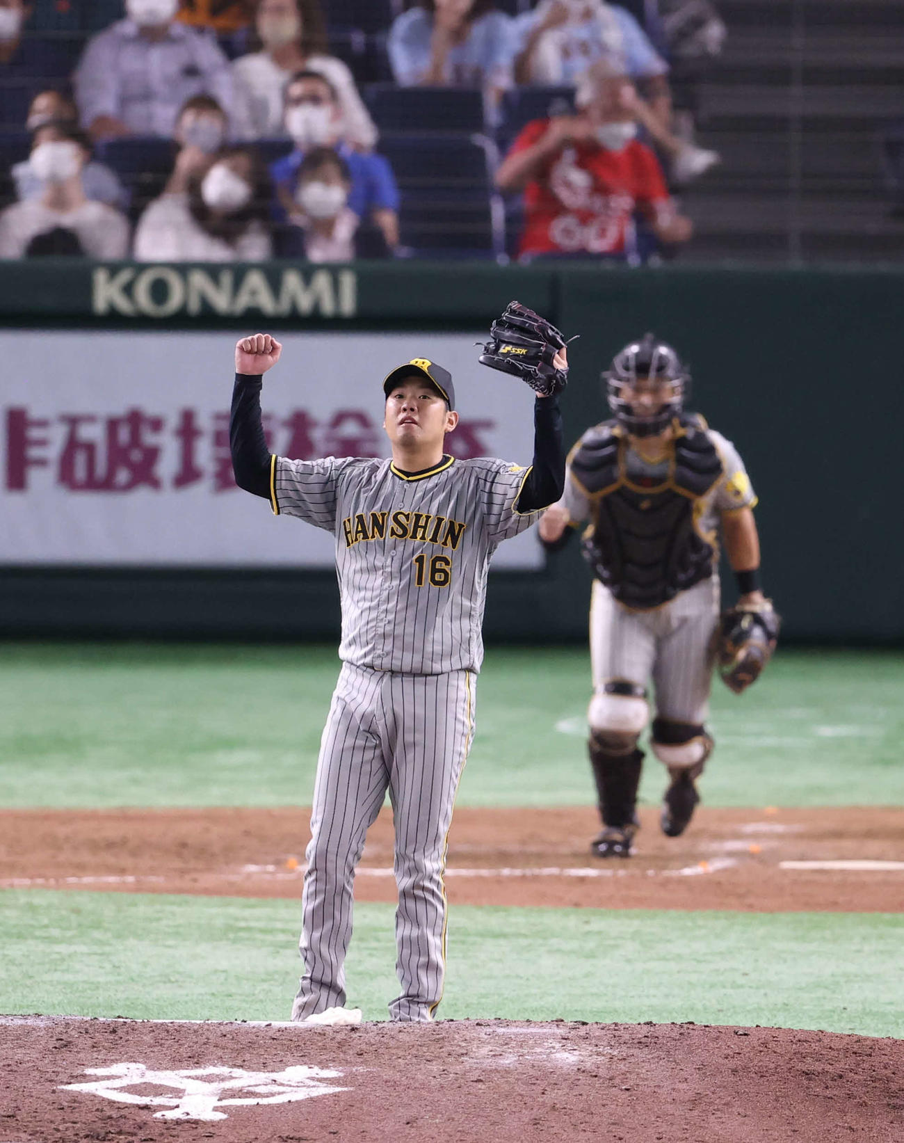 巨人対阪神　9回裏巨人2死一塁、最後の打者岡本和を三ゴロに打ち取り、マウンド上でガッツポーズを決める西勇（撮影・狩俣裕三）