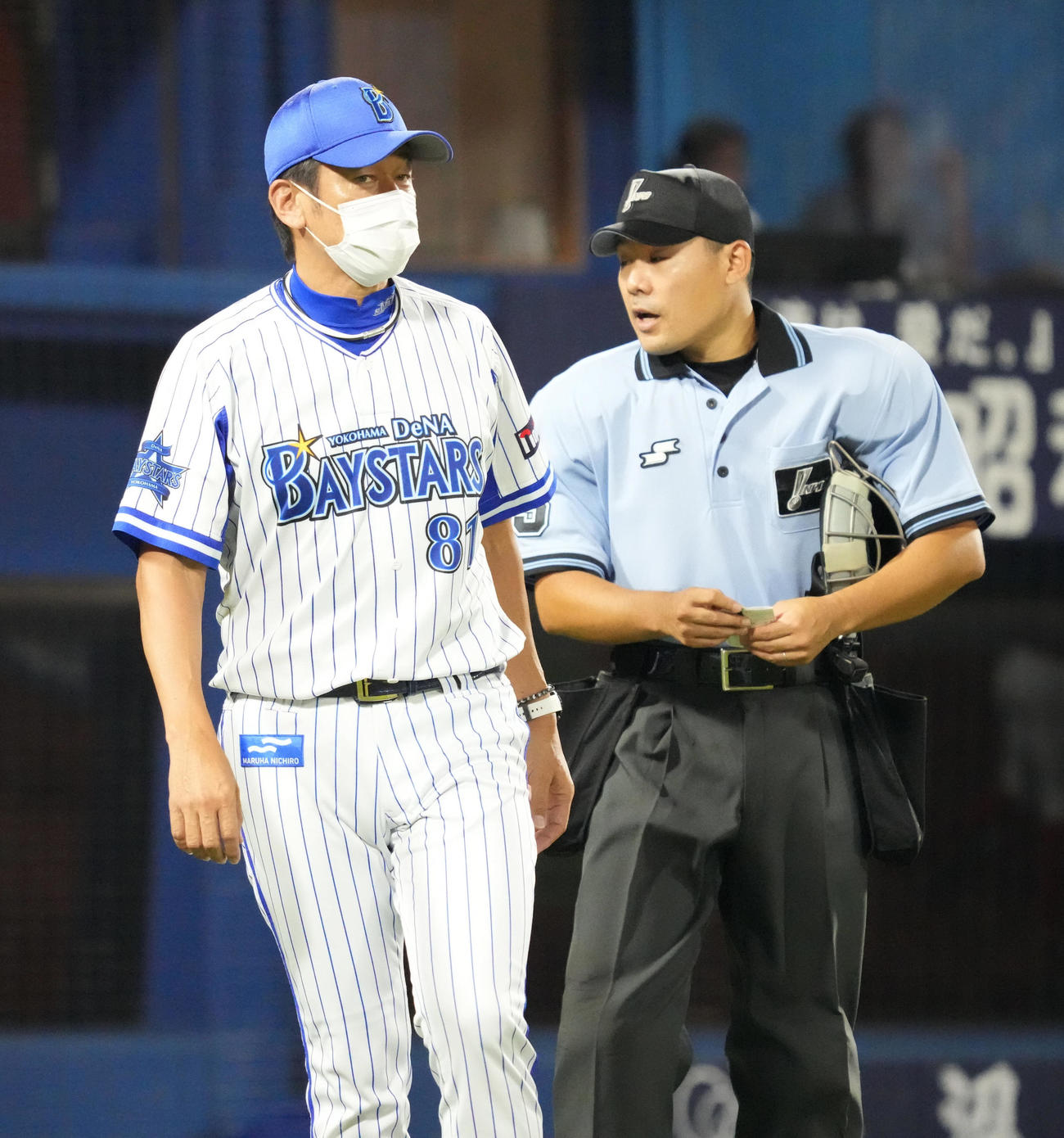 DeNA対広島　6回表広島1死一、二塁、先発大貫の交代を告げるDeNA三浦監督（左）（撮影・小沢裕）