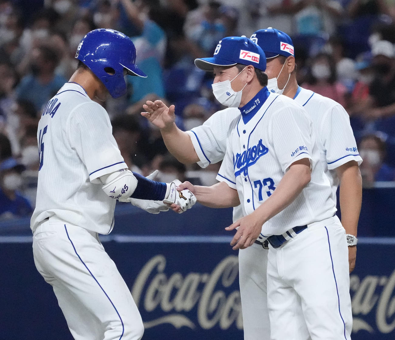 中日対ヤクルト　9回裏中日無死満塁、右前サヨナラ適時打を放った土田と握手を交わす立浪監督（右）（撮影・森本幸一）