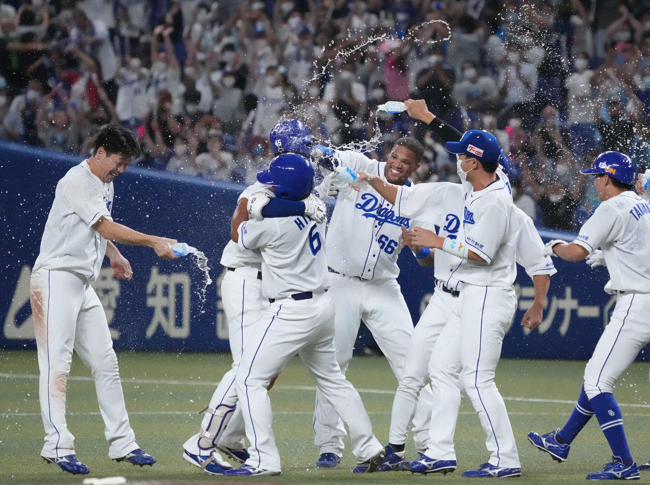 中日対ヤクルト　9回裏中日無死満塁、サヨナラ打を放った土田に水をかけ喜ぶ中日ナイン（撮影・森本幸一）