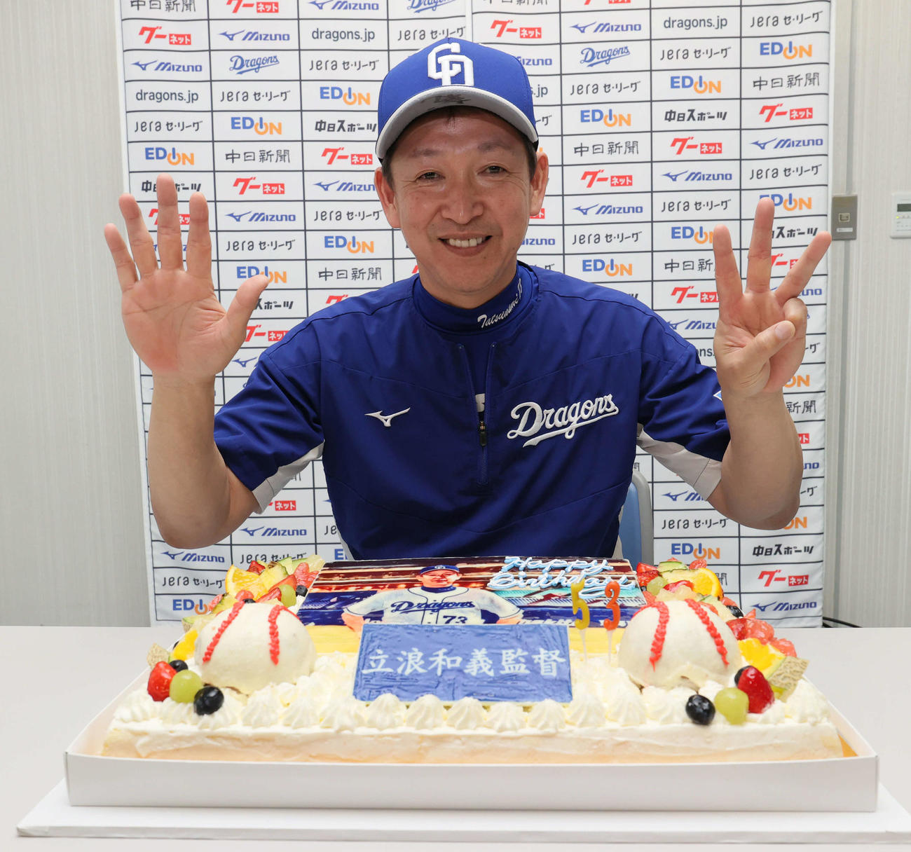 53歳の誕生日を迎え報道陣から贈られたケーキに笑顔を見せる立浪監督