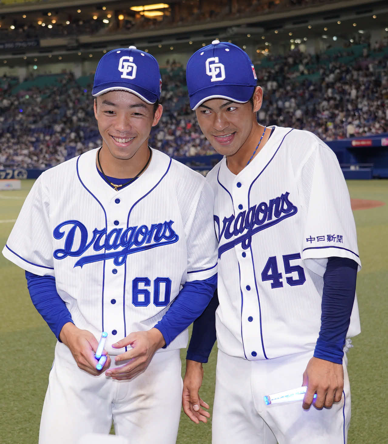 ヒーローの岡林（左）とおどけた表情を見せる土田（撮影・森本幸一）