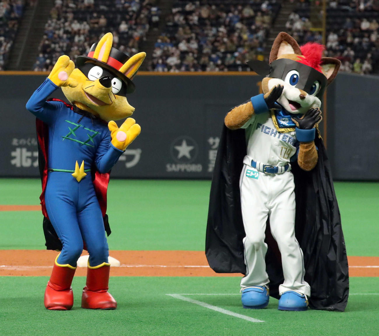11日、札幌ドームでダンスバトルをするゾロリ（左）とフレップ