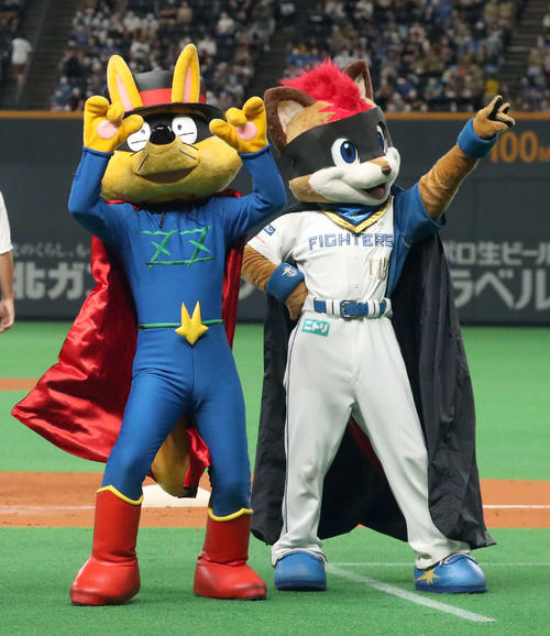 11日、札幌ドームでダンスバトルをするゾロリ（左）とフレップ
