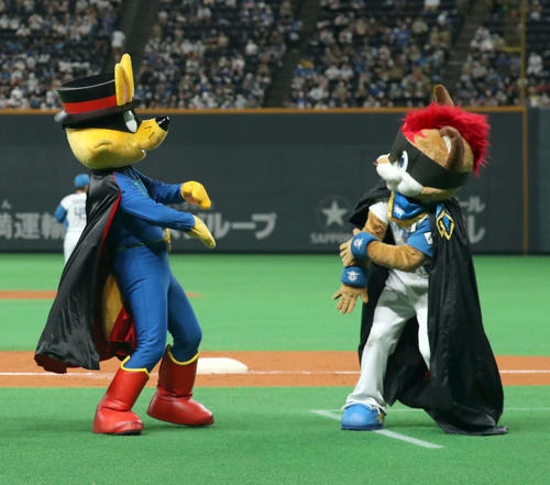 11日、札幌ドームでダンスバトルをするゾロリ（左）とフレップ