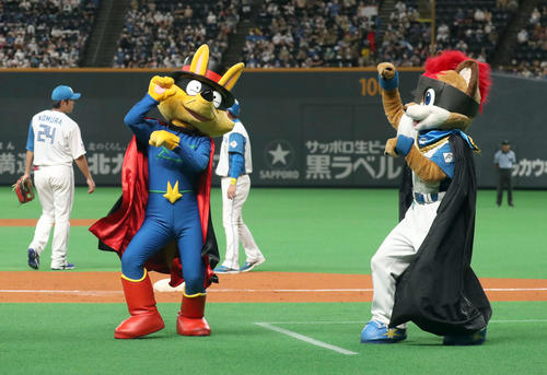 11日、札幌ドームでダンスバトルをするゾロリ（左）とフレップ