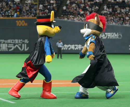 11日、札幌ドームでダンスバトルをするゾロリ（左）とフレップ
