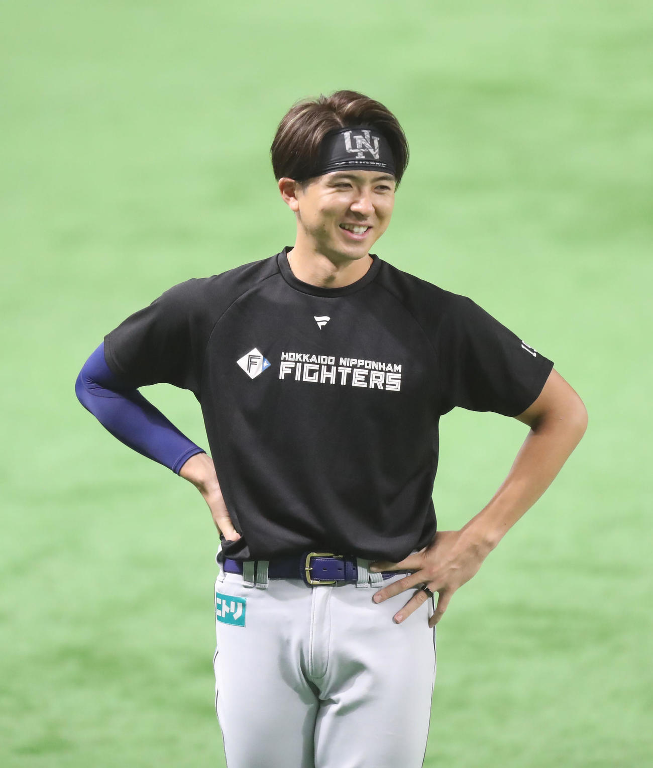 ソフトバンク対日本ハム　試合前の練習で笑顔を見せる上沢（撮影・屋方直哉）