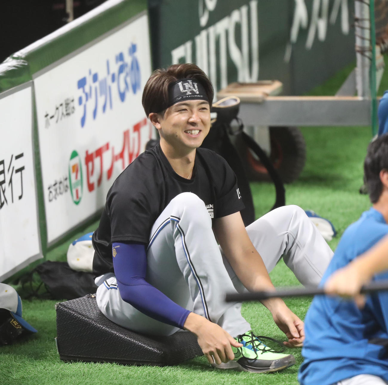 ソフトバンク対日本ハム　試合前の練習で笑顔を見せる上沢（撮影・屋方直哉）