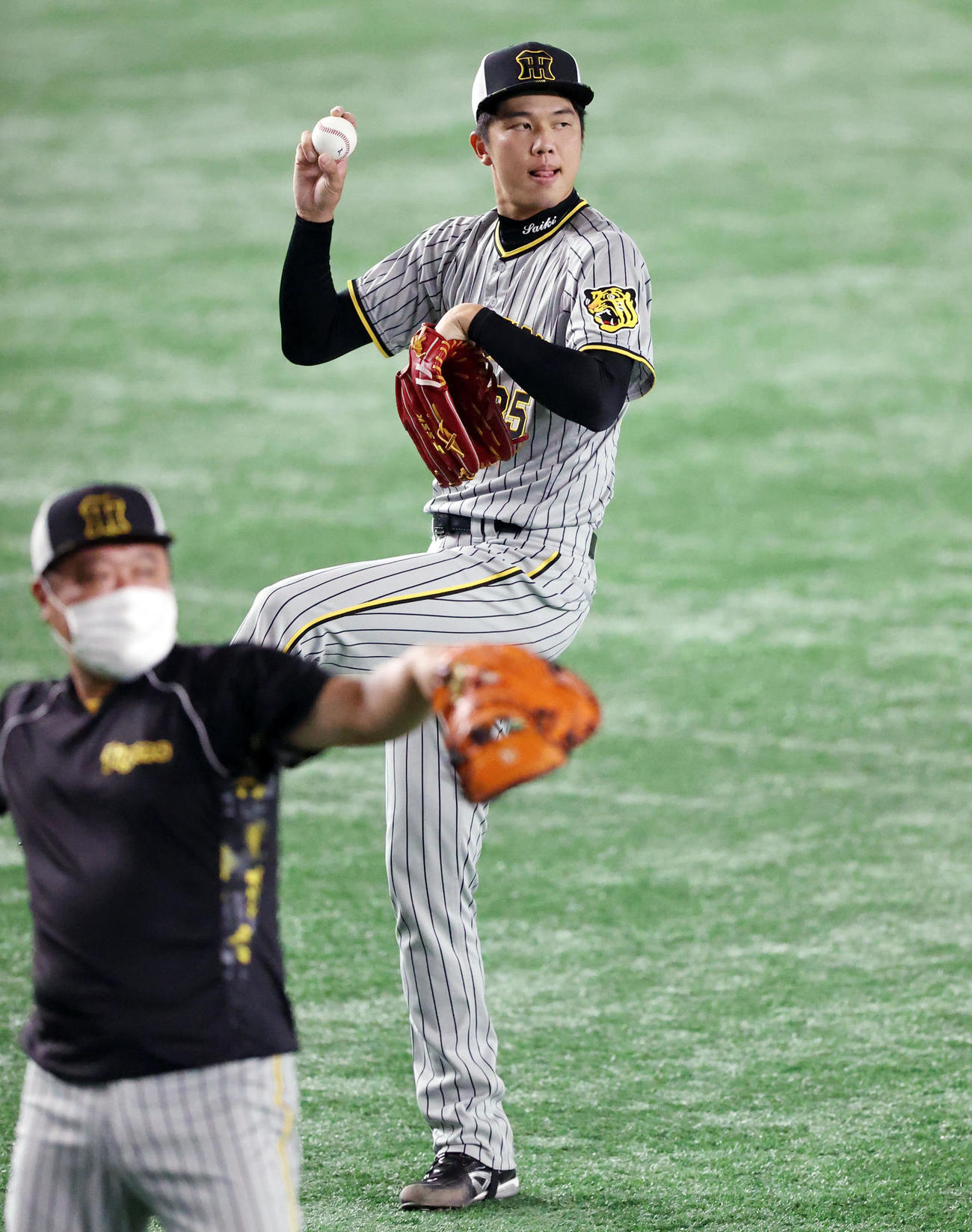 巨人対阪神　試合前の練習でキャッチボールをする才木（撮影・狩俣裕三）