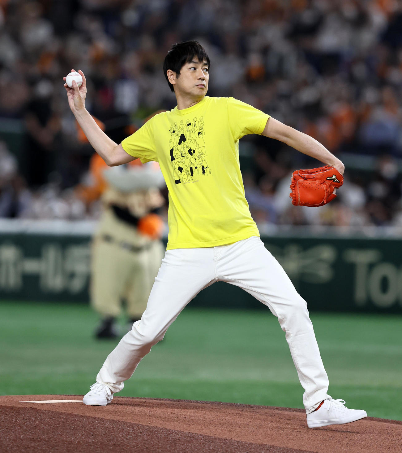 巨人対阪神　始球式を行う羽鳥慎一アナウンサー（撮影・加藤哉）