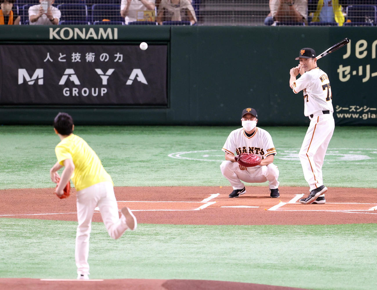 巨人対阪神　元木ヘッド兼オフェンスチーフコーチが打席で構える中、始球式を務める羽鳥慎一アナウンサー（撮影・狩俣裕三）