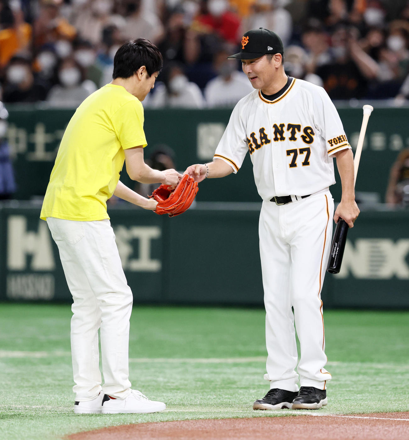 巨人対阪神　始球式を行った羽鳥慎一アナウンサー(左）にボールを手渡す元木ヘッドコーチ（撮影・加藤哉）