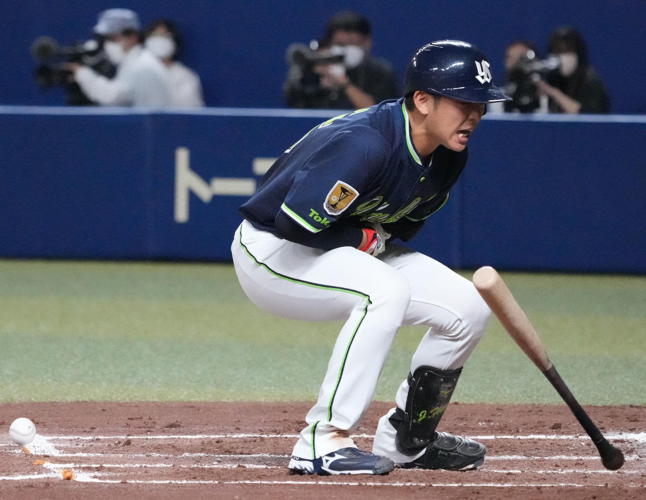 中日対ヤクルト　2回表ヤクルト1死満塁、押し出し死球を受ける原（撮影・森本幸一）