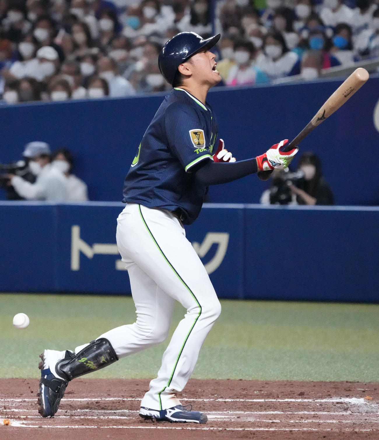 中日対ヤクルト　2回表ヤクルト1死満塁、押し出し死球を受ける原（撮影・森本幸一）