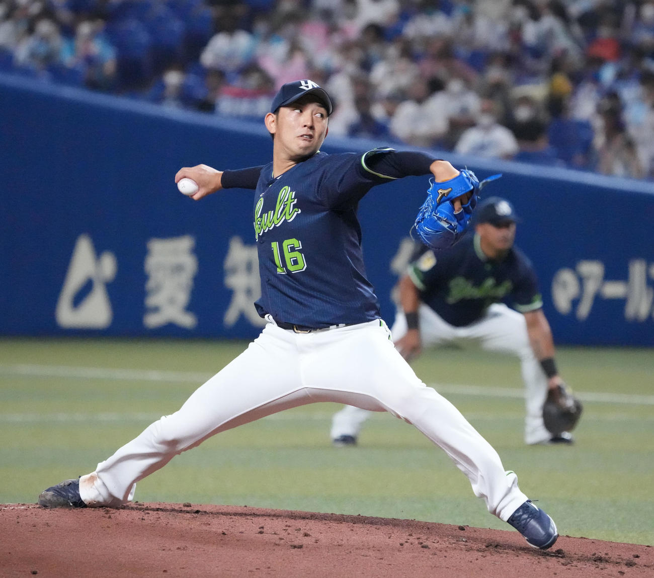 中日対ヤクルト　1回裏、登板するヤクルト先発の原（撮影・森本幸一）