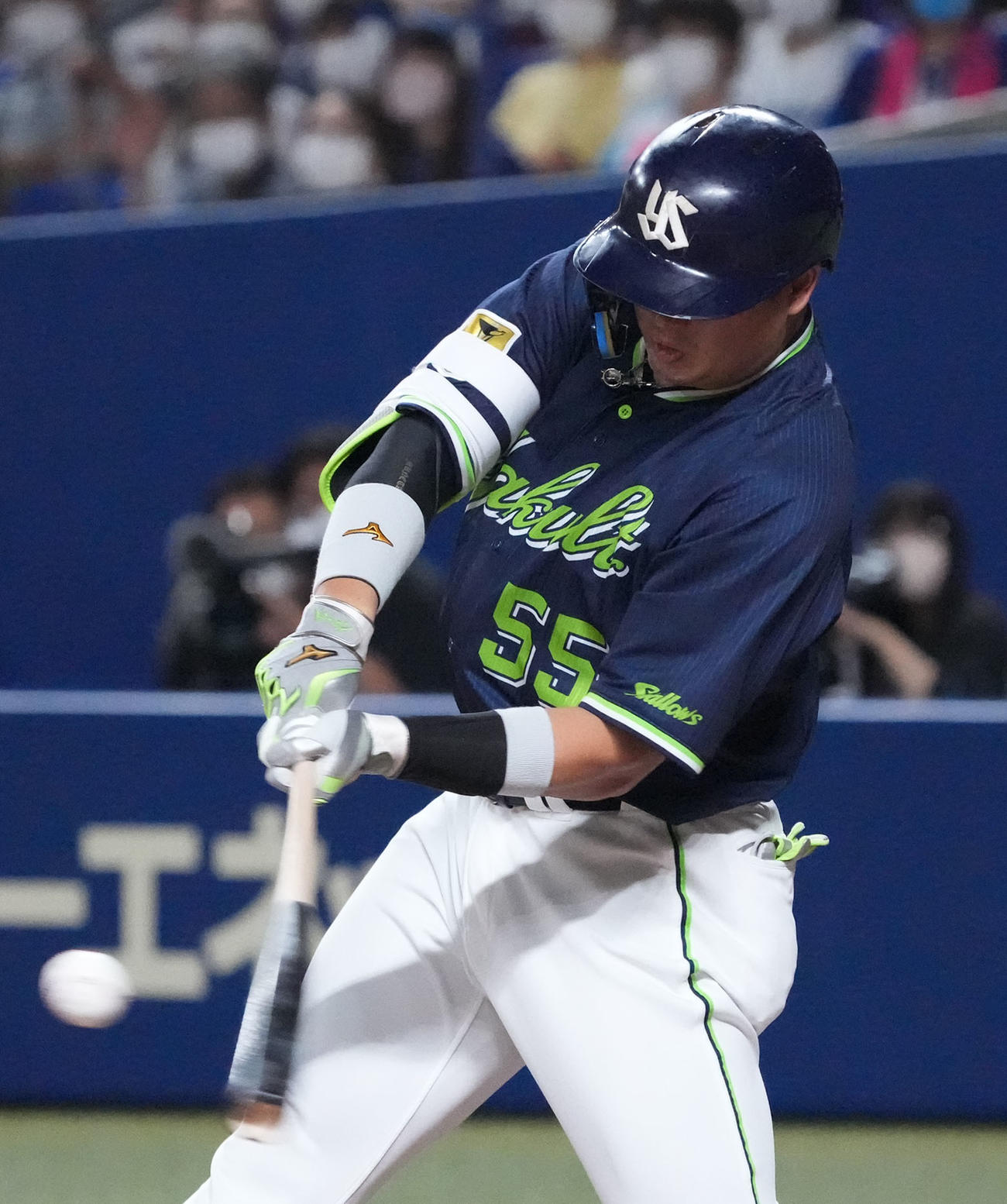 中日対ヤクルト　3回表ヤクルト1死、中越え本塁打を放つ村上宗隆（撮影・森本幸一）