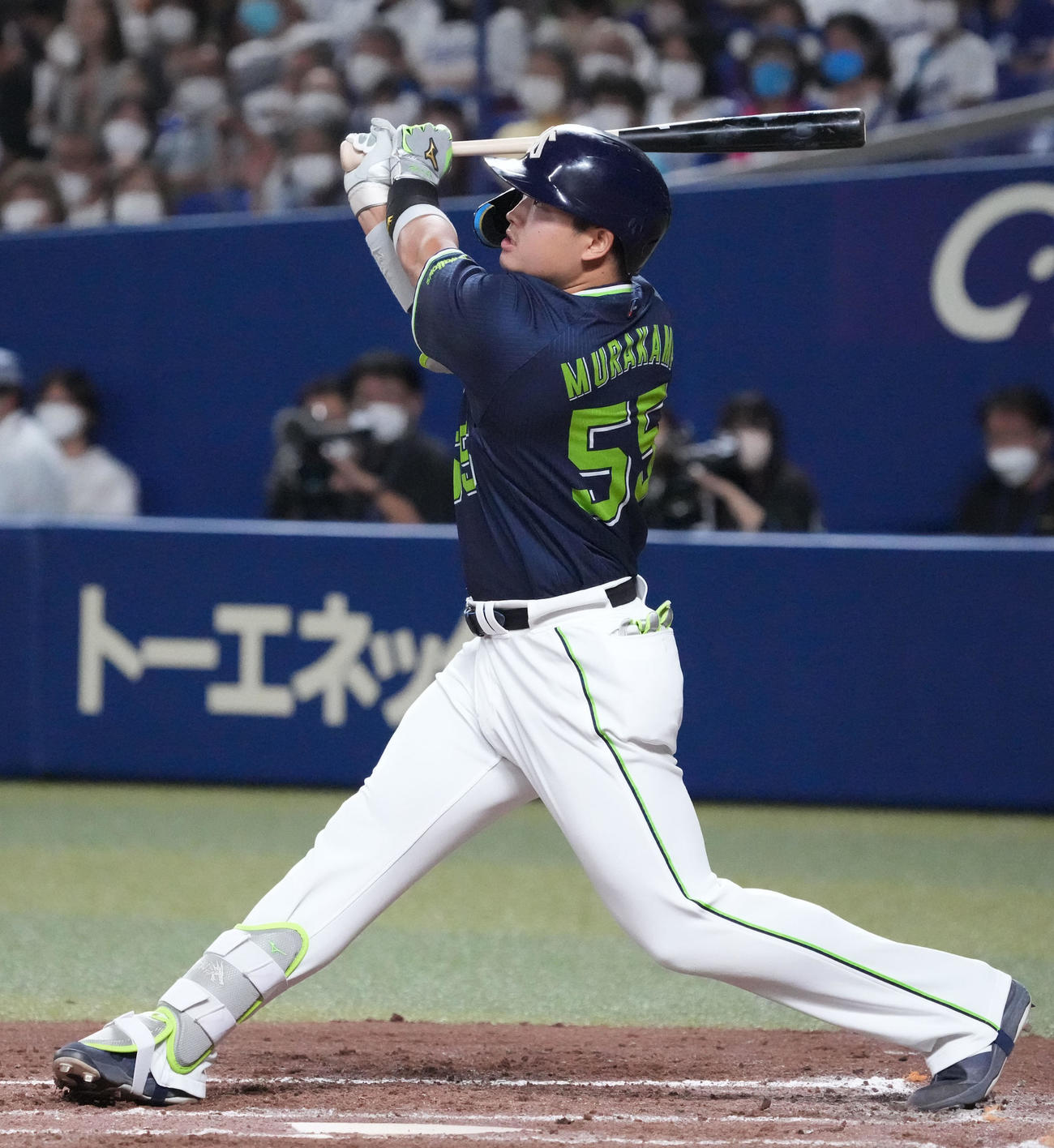 中日対ヤクルト　3回表ヤクルト1死、中越え本塁打を放つ村上宗隆（撮影・森本幸一）