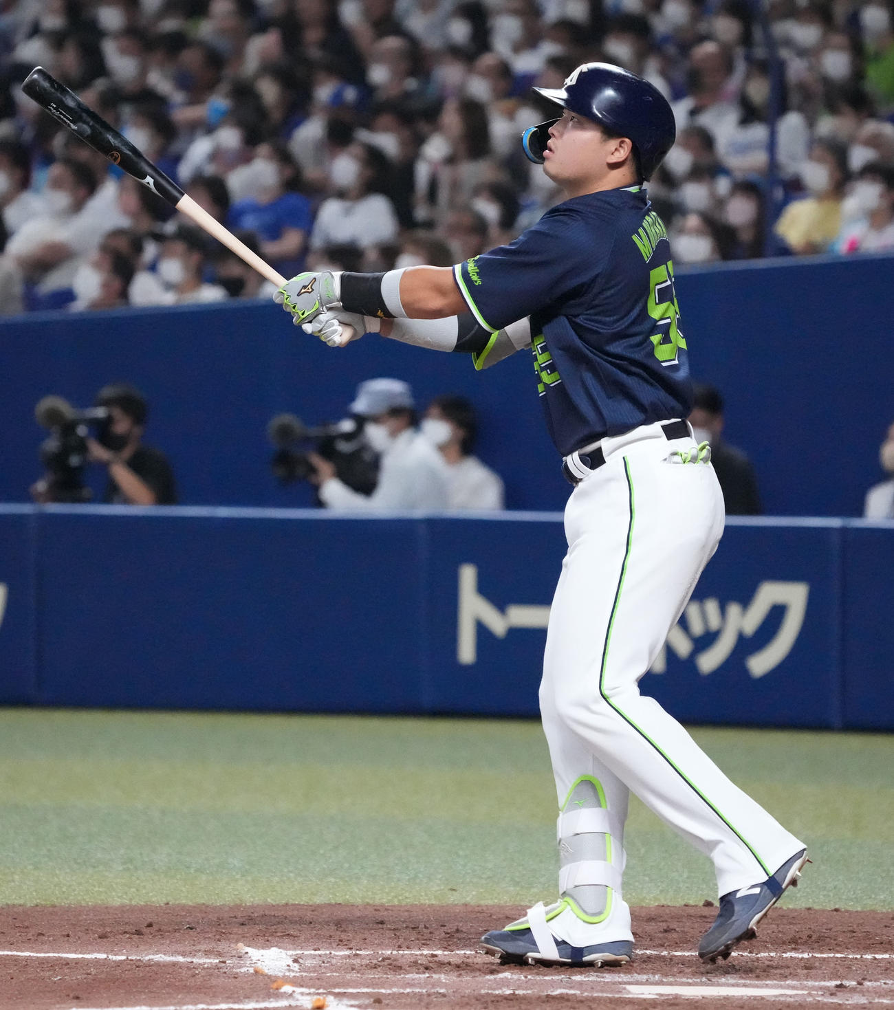 中日対ヤクルト　3回表ヤクルト1死、中越え本塁打を放つ村上宗隆（撮影・森本幸一）
