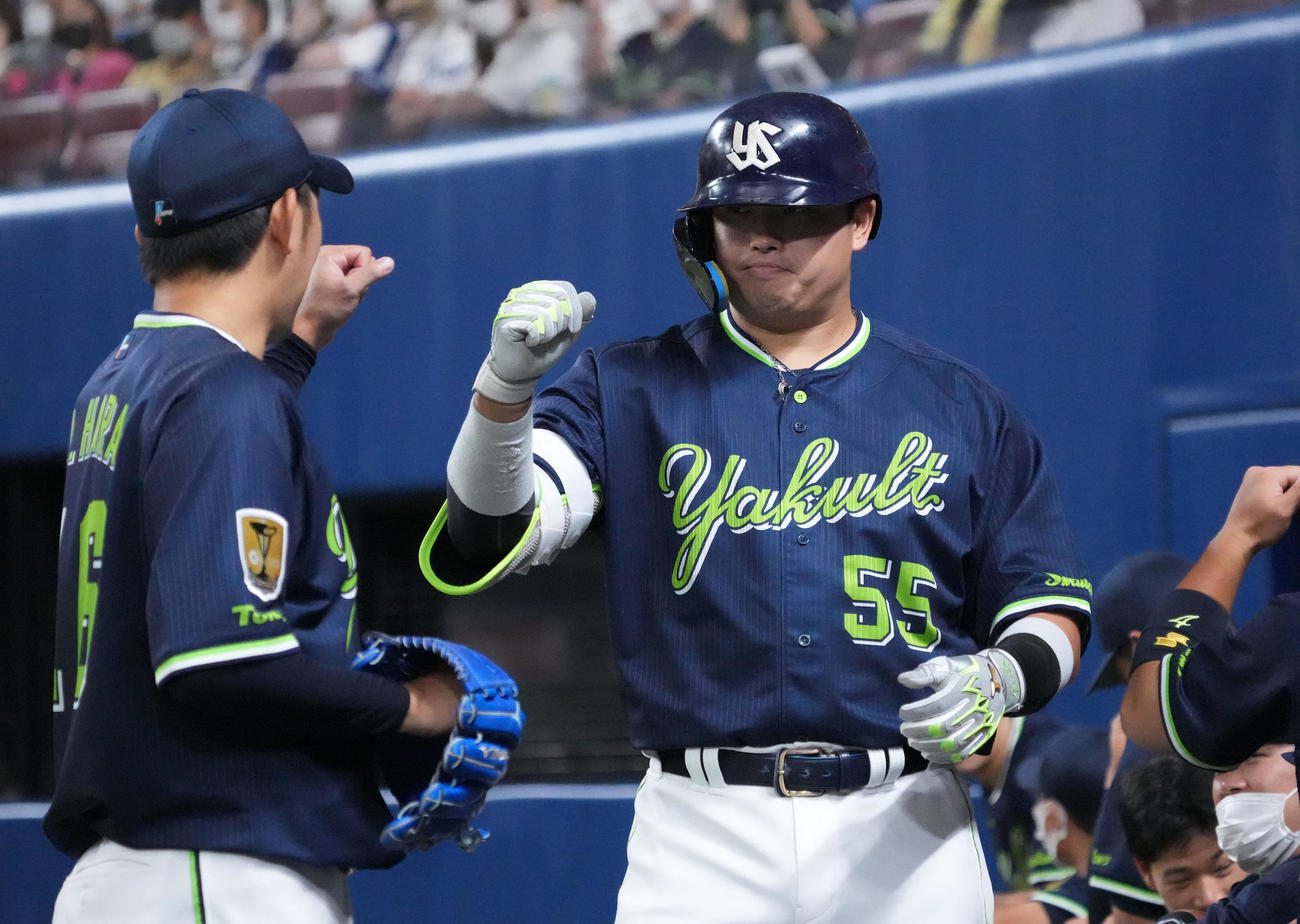 中日対ヤクルト　3回表ヤクルト1死、中越え本塁打を放ちベンチ前でナインとタッチを交わす村上宗隆（撮影・森本幸一）