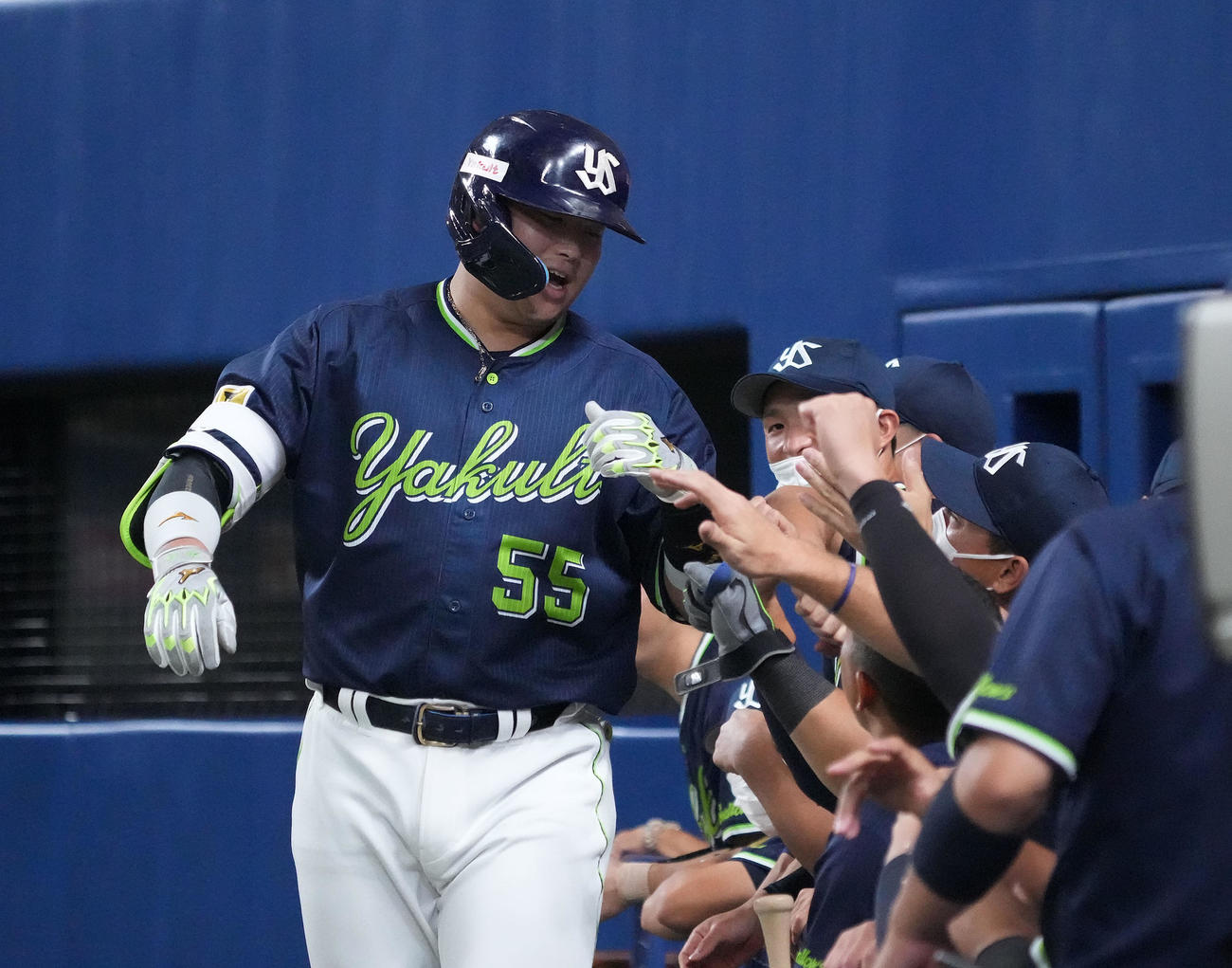 中日対ヤクルト　3回表ヤクルト1死、中越え本塁打を放ちベンチ前でナインとタッチを交わす村上宗隆（撮影・森本幸一）