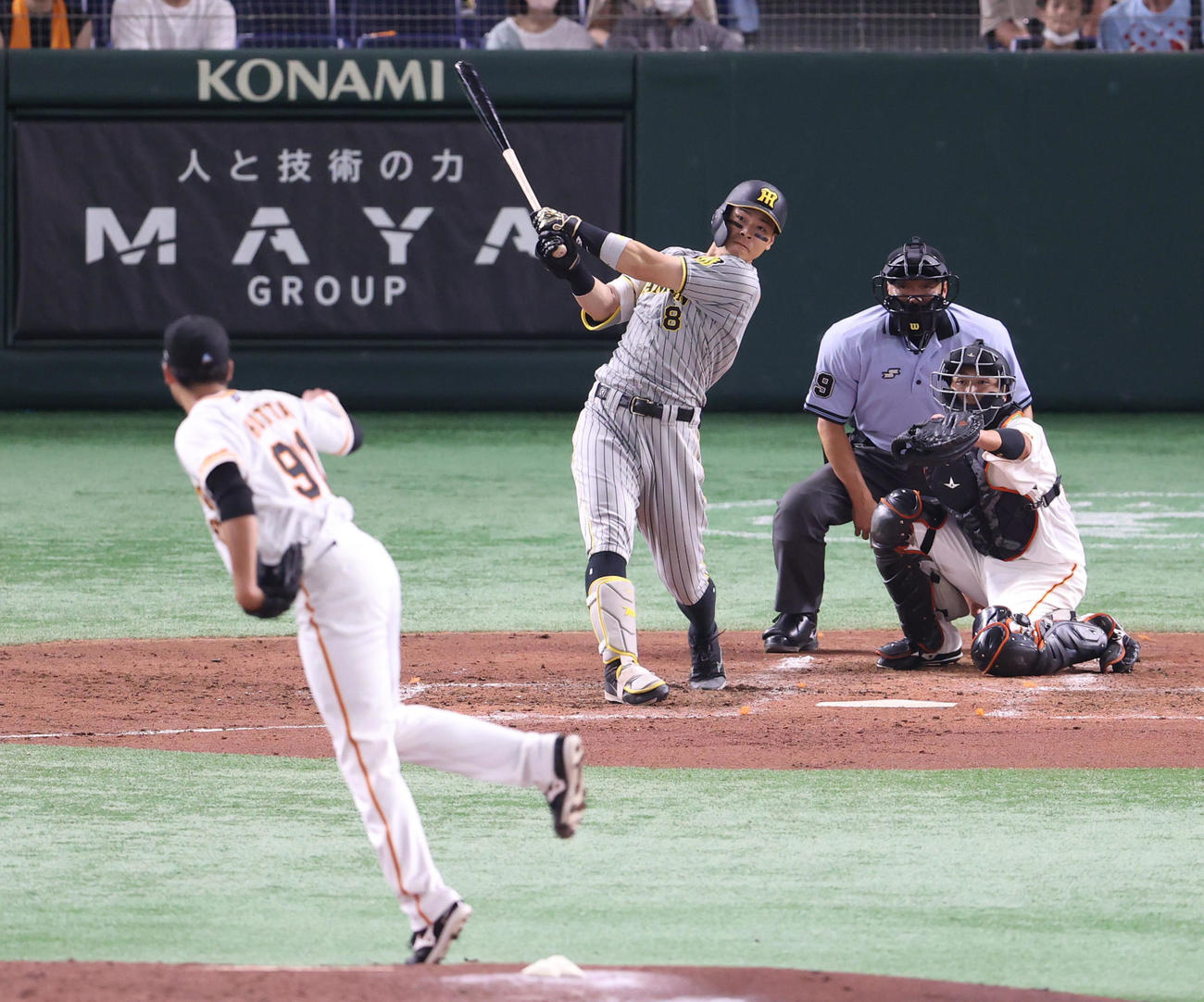 巨人対阪神　3回表阪神2死一塁、2点本塁打を放つ佐藤輝。投手堀田（撮影・狩俣裕三）