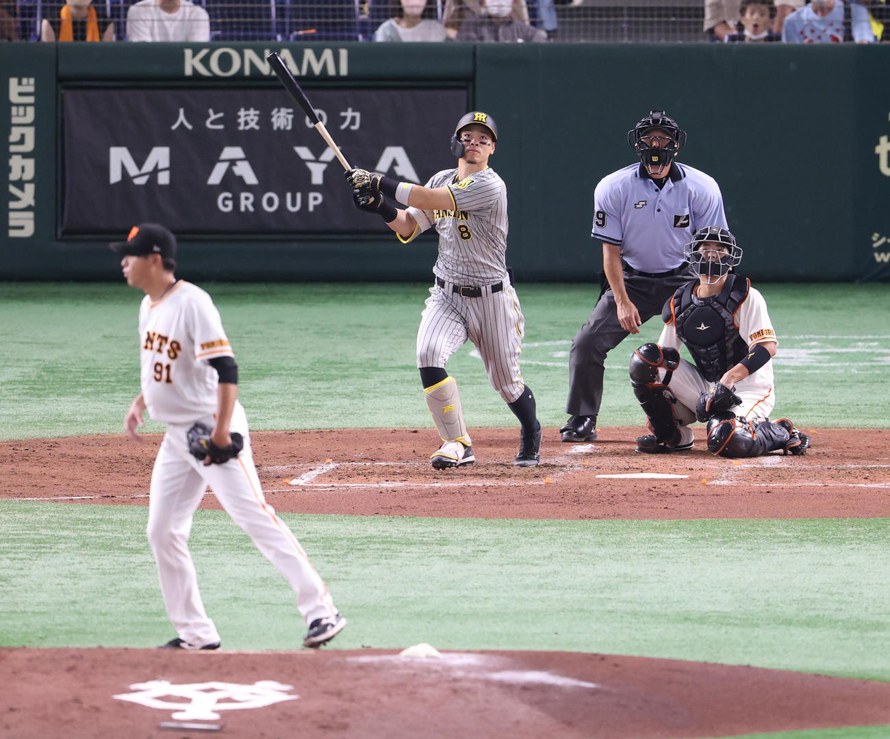巨人対阪神　3回表阪神2死一塁、2点本塁打を放つ佐藤輝。投手堀田（撮影・狩俣裕三）