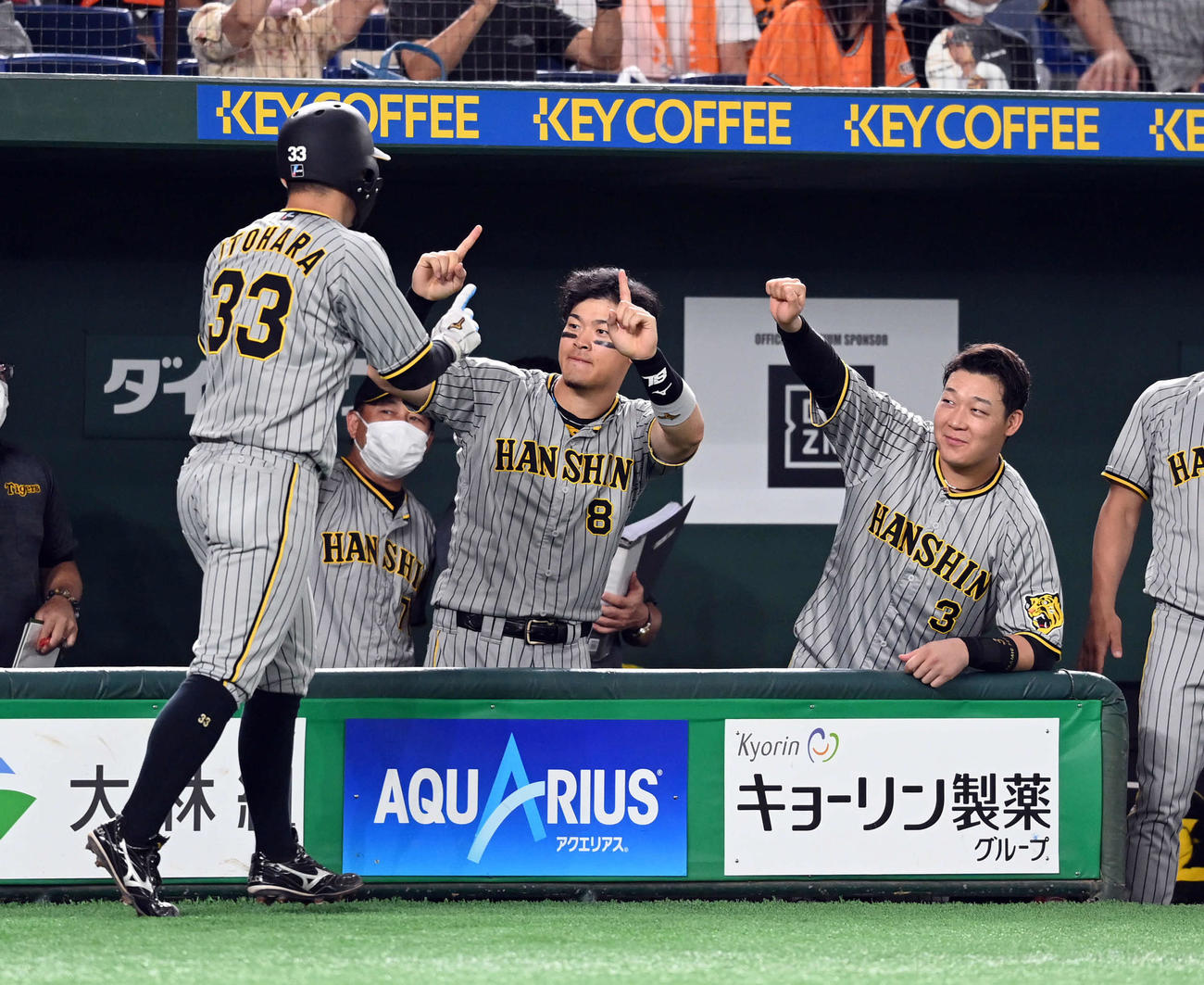 4回表阪神2死二、三塁、中野の適時内野安打で生還した糸原を迎える佐藤輝明と大山（撮影・たえ見朱実）
