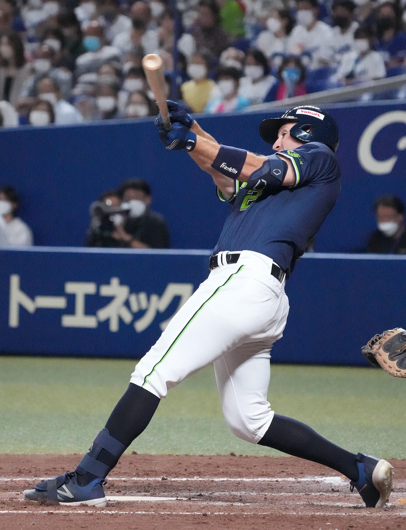 中日対ヤクルト　5回表ヤクルト1死、左前安打を放つキブレハン（撮影・森本幸一）
