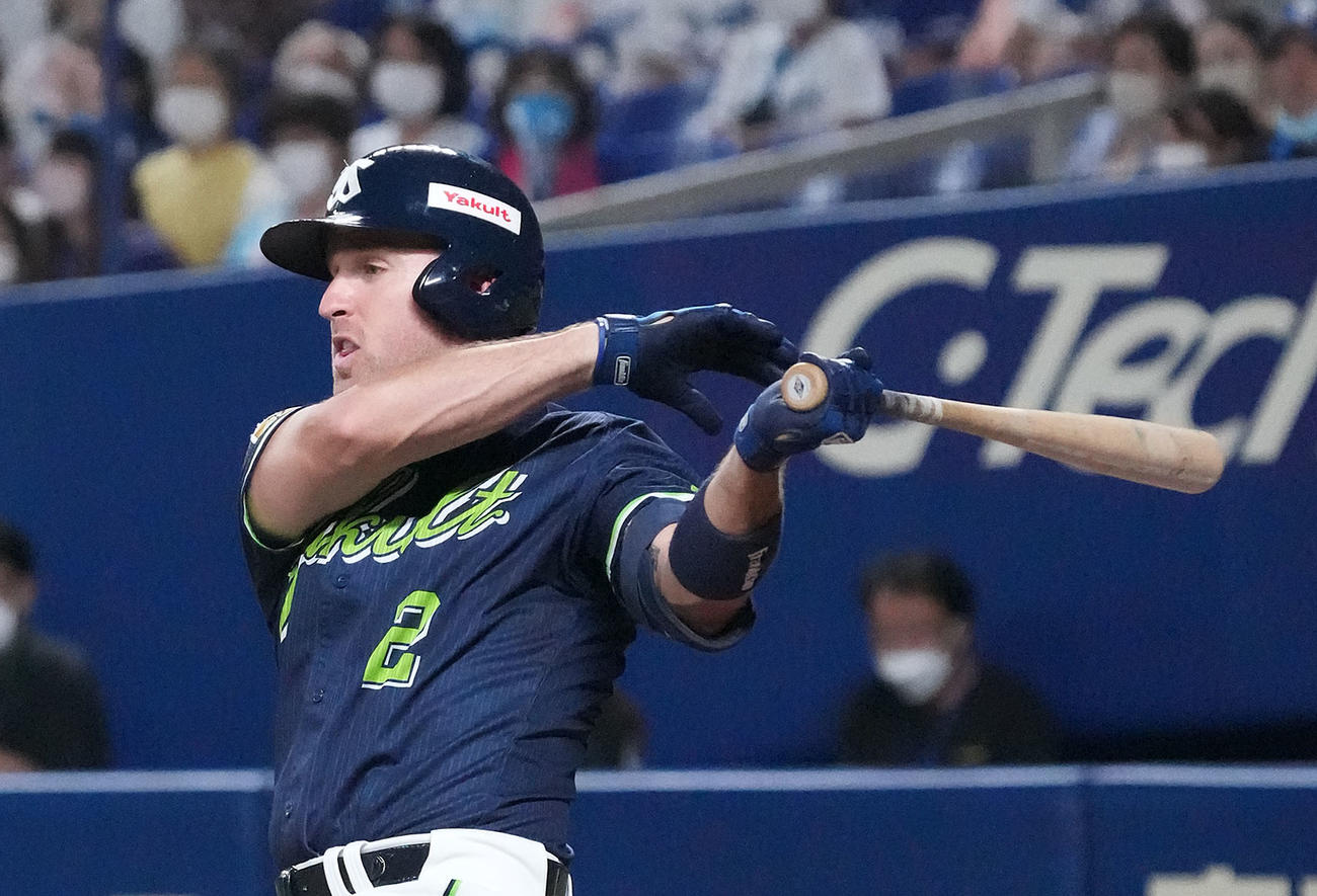 中日対ヤクルト　5回表ヤクルト1死、左前安打を放つキブレハン（撮影・森本幸一）